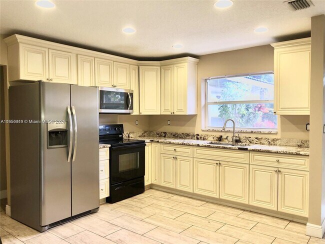 Building Photo - 3502 Riverside Dr