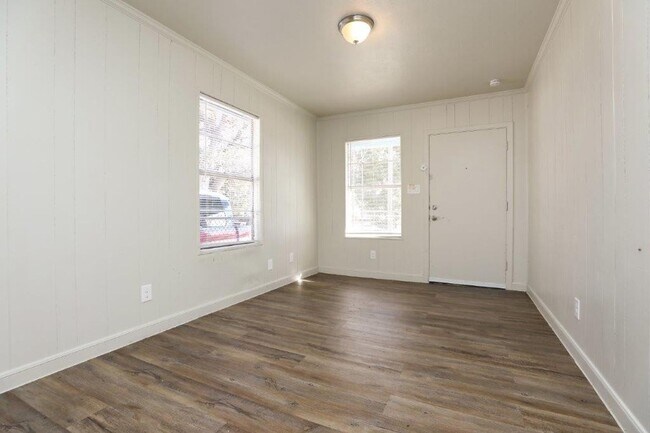 Building Photo - Christmas Move-In Special! Sign a lease now and get 50% off your first month’s rent. Hurry — offe...