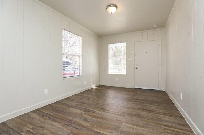 Building Photo - Historic Row House District – Move-In Special! Only $497 Deposit (with fully qualified applicatio...