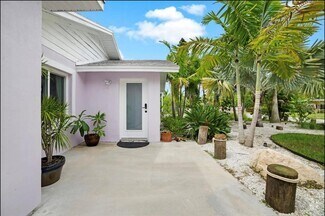 Building Photo - 1210 Bay Palm Blvd