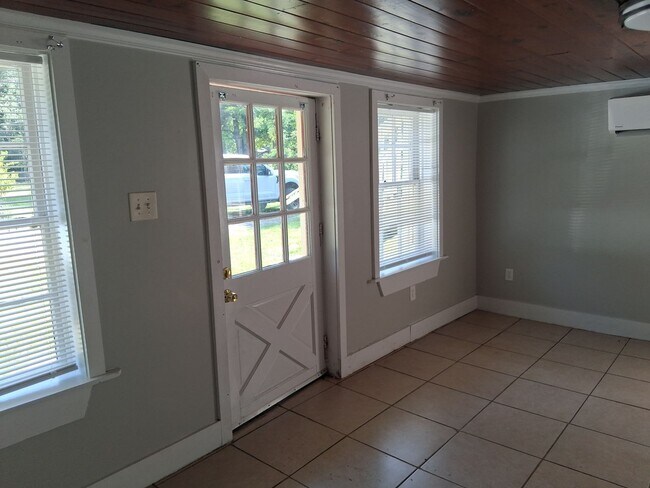 Foto del edificio - 2bedroom 1bath duplex