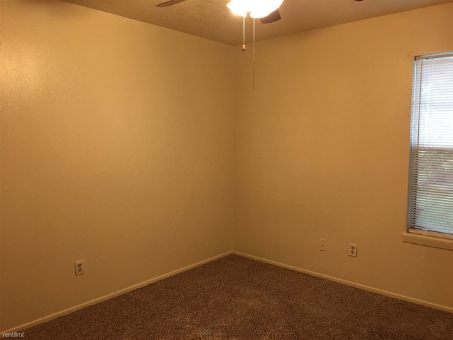 Building Photo - 2 br, 1 bath Duplex - 3702 Forestwood Dr A