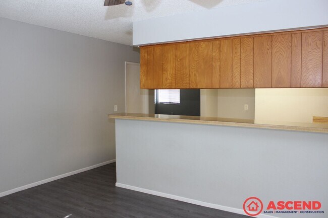 Foto del edificio - Cozy 3BD/2BA Home in Bakersfield's 93313 — Fireplace, Backyard!