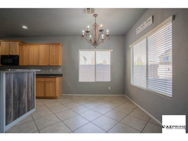 Building Photo - Spacious 4/2 Phoenix House - Modern Comfor...