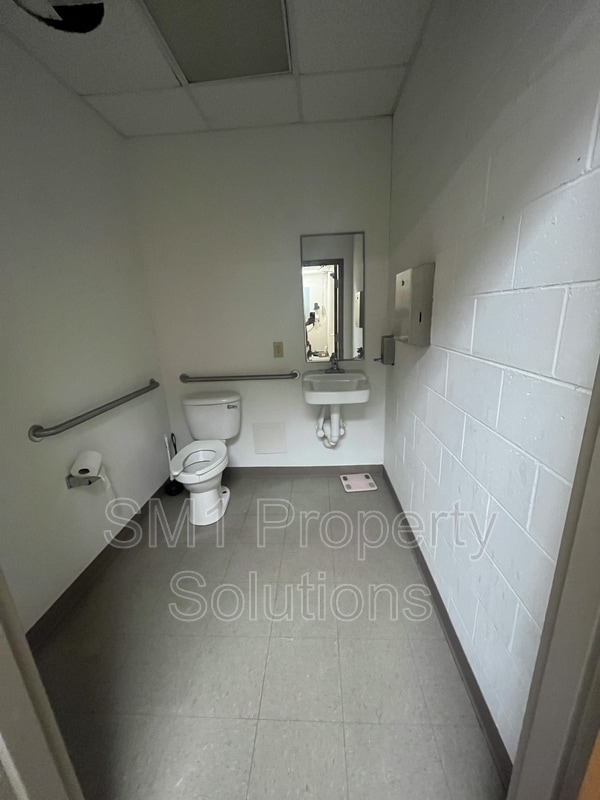 Building Photo - 2312 S Main St