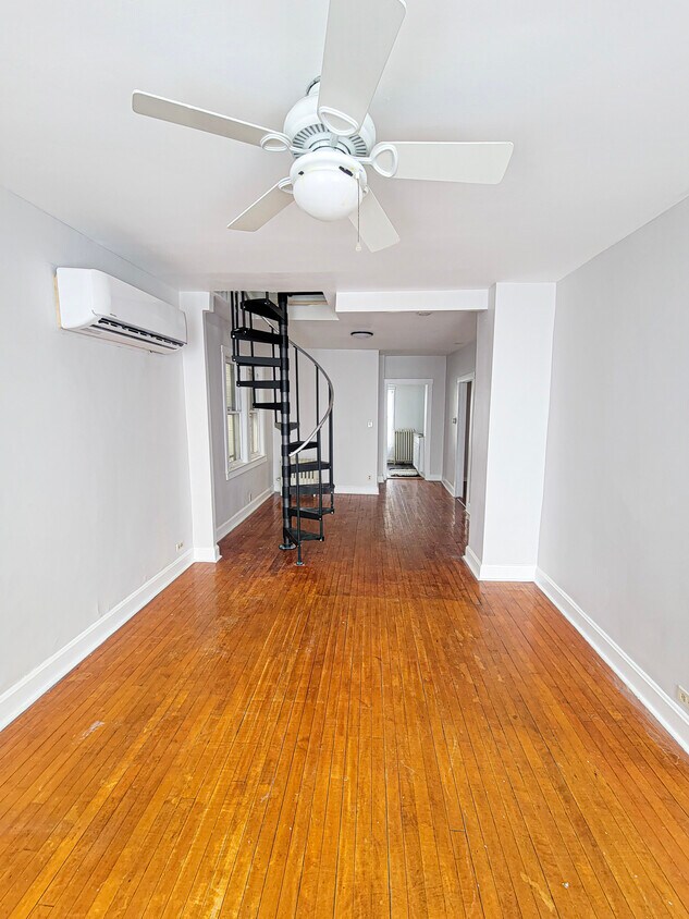Primary Photo - 3240 S Hoyne Ave