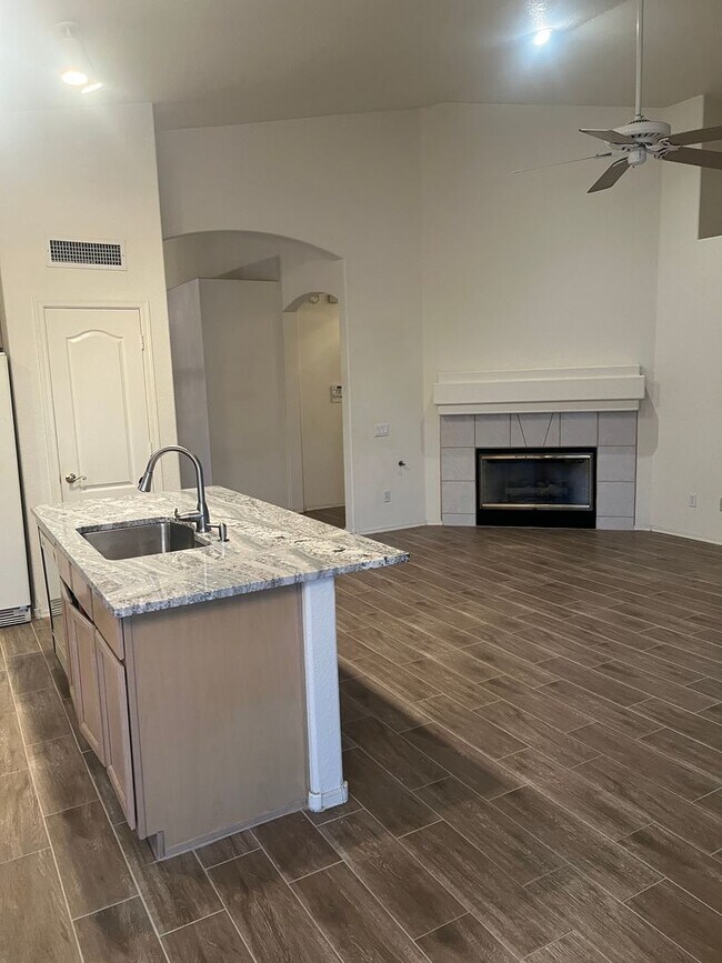 Foto del edificio - CATALINA FOOTHILLS 3 BEDROOM 2 BATH WITH DEN NEAR SABINO CANYON