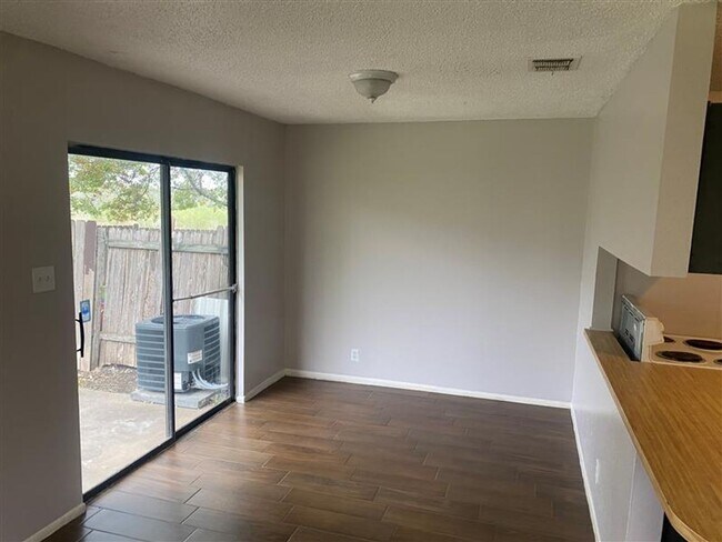 Foto del edificio - 7920 Falcon Ridge Dr