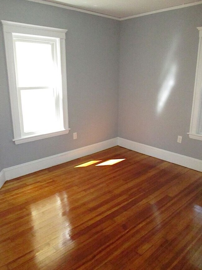 Building Photo - 9/1/26 - No Fee! Renovated Tufts-area 3BR!
