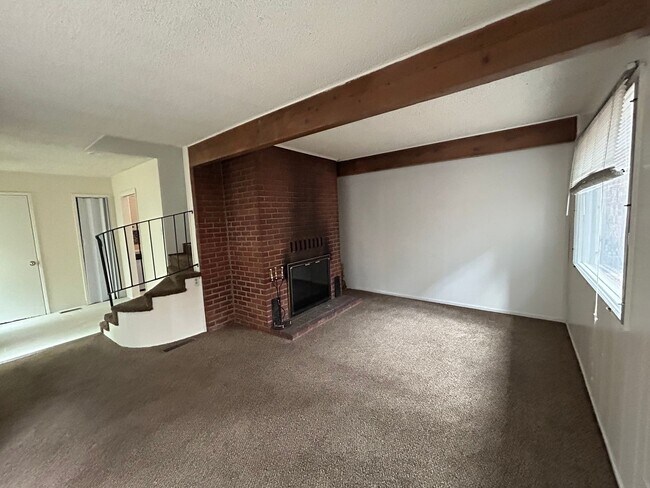 Foto del edificio - 4 Bedroom + Family Room - Spacious Home wi...
