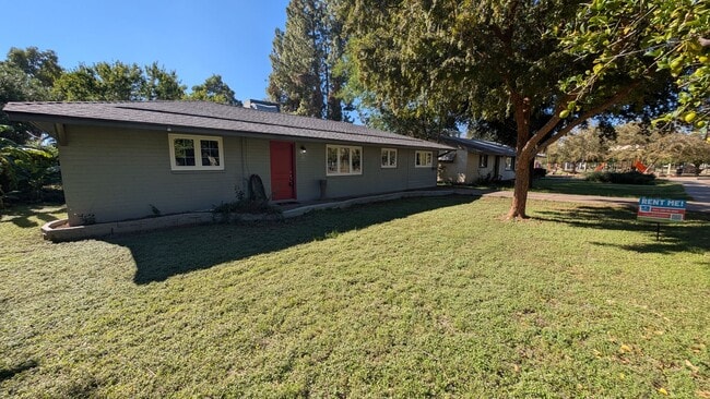 Building Photo - 3 Bedroom Home in the Hudson Manor Community Near S McClintok Dr and E Apache Blvd!
