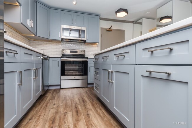 Kitchen - 6157 N Sheridan Rd