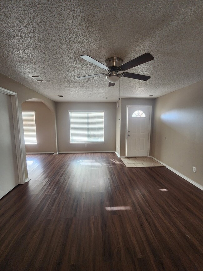Building Photo - 4 bed 2 bath home