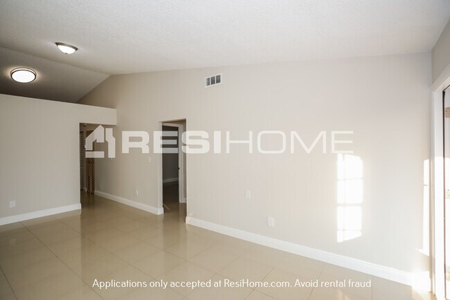 Foto del edificio - HOME FOR RENT!!