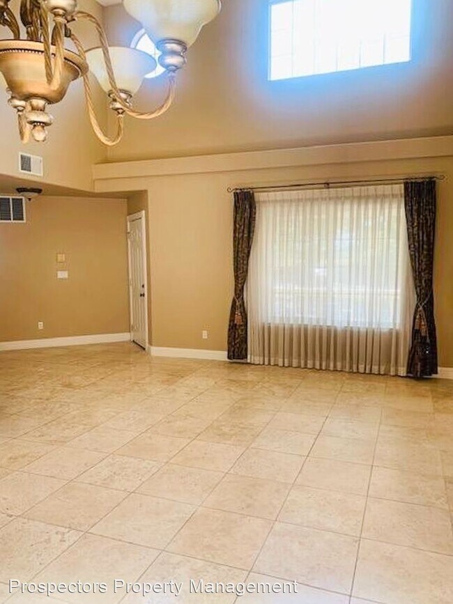 Building Photo - 4 br, 3 bath House - 15275 La Jolla Dr