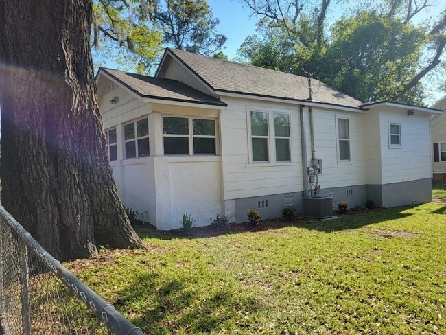 Building Photo - 324 Nixon St