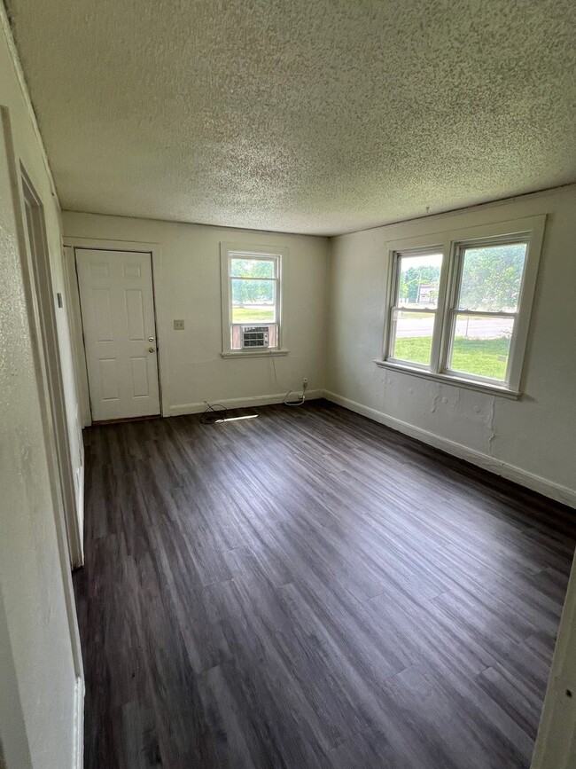 Building Photo - 2 Bed 1 Bath Single Family Home