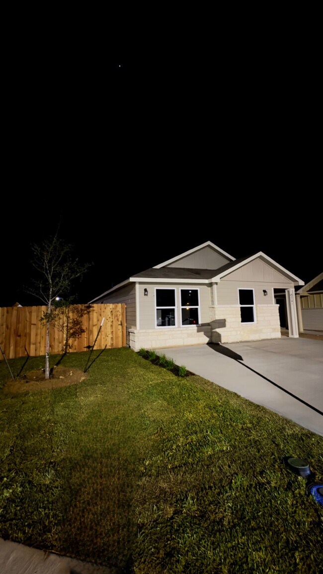 Building Photo - 5701 Emma Ln