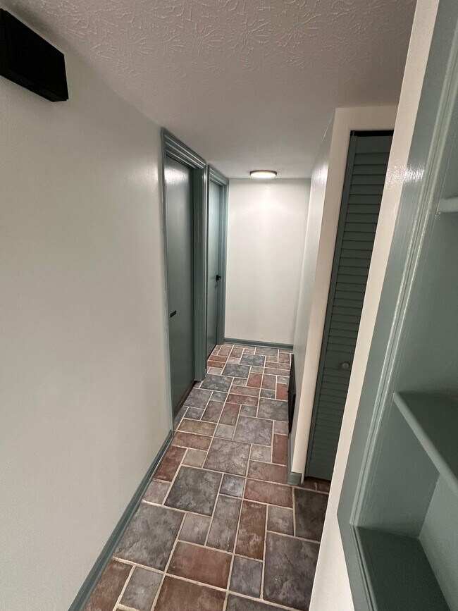 Building Photo - 5102 Invicta Dr