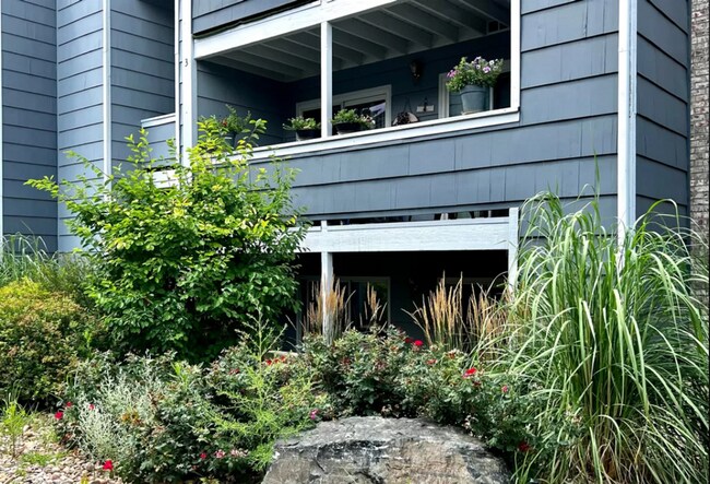 Building Photo - CHARMING 2 Bed 2 Bath Condo in Gunbarrel- ...