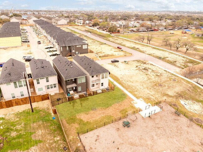 Building Photo - Charming Townhome Offering Space, Comfort, and Convenience