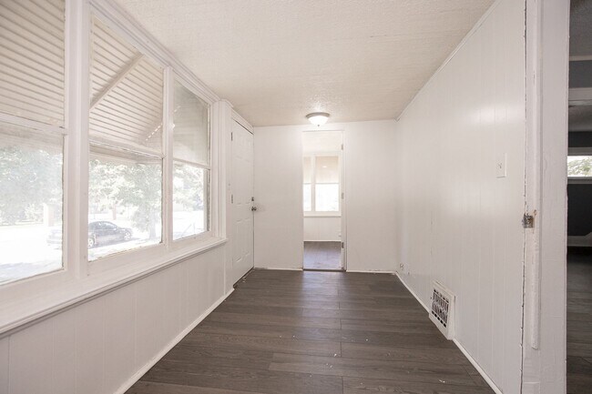 Foto del edificio - 2 BED 1 BATH SINGLE FAMILY HOME IN EUCLID!