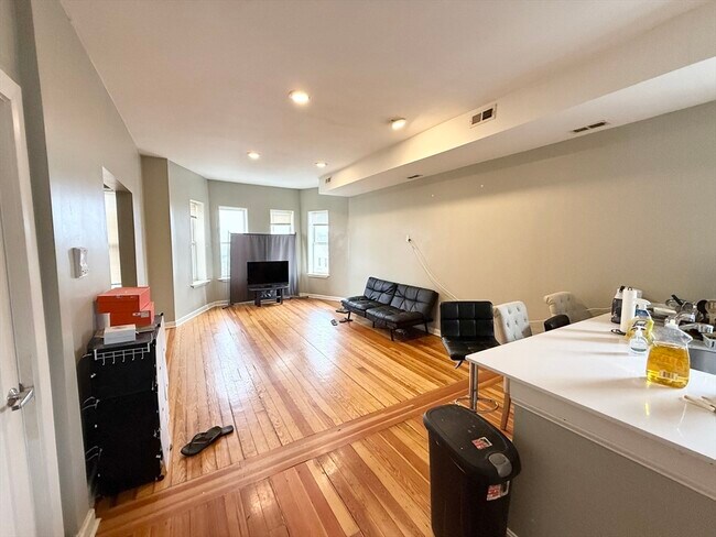 Foto del edificio - 301-305 Dudley St