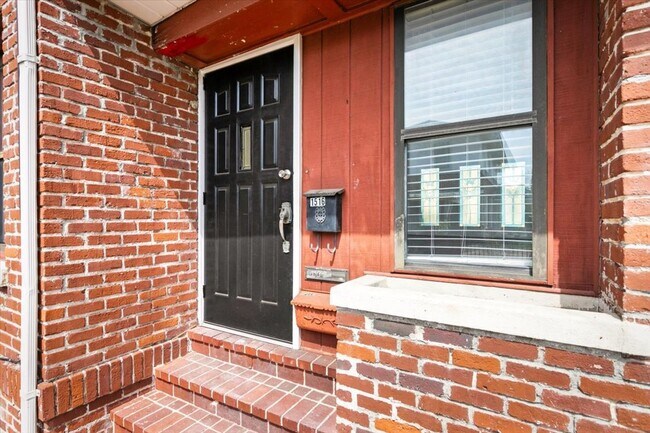 Building Photo - Beautifully Renovated 2/1 Unit in Historic...