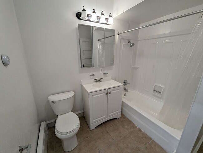 Building Photo - Renovated Top Floor Unit - Port Richmond