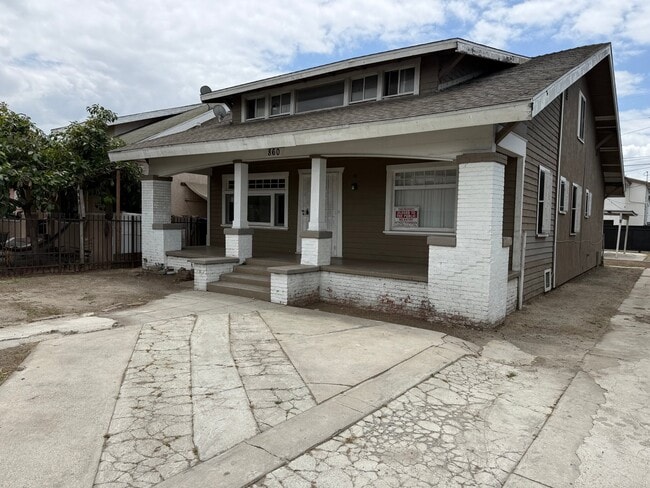 Building Photo - 860 W 56th St