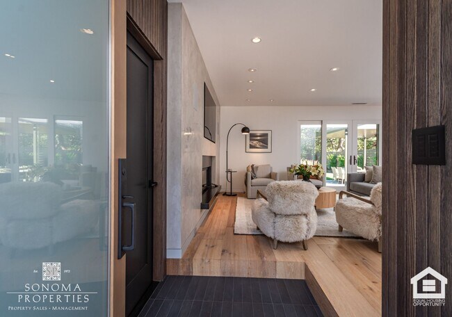 Building Photo - 3 Bedroom Exquisitely Furnished Home