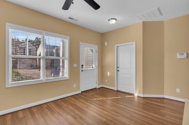 Foto del edificio - 69 Thornbury Dr