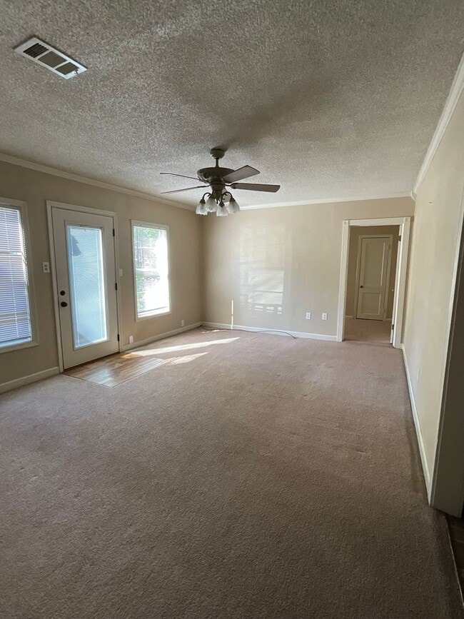 Foto del edificio - 901 Dennis Ave