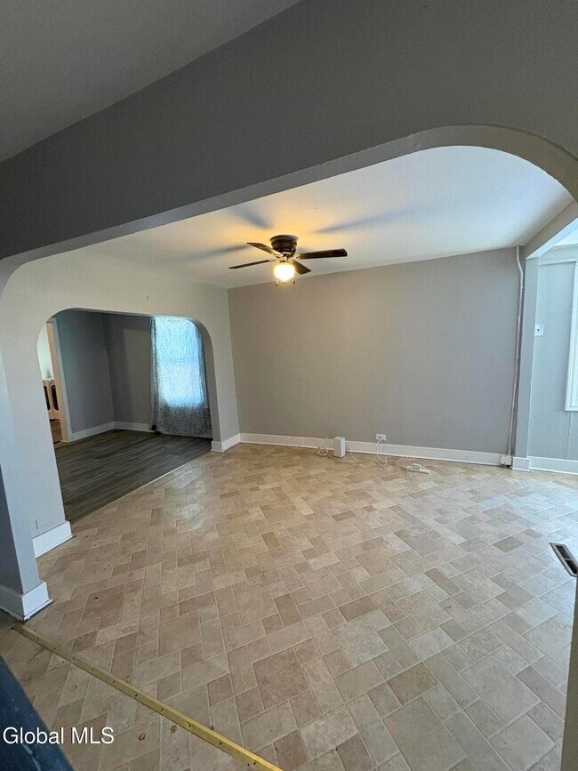 Foto del edificio - 246 Duane Ave