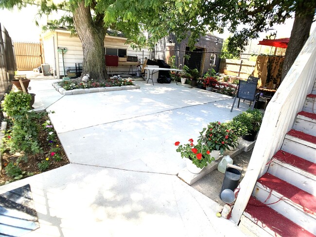Building Photo - 4039 W Armitage Ave