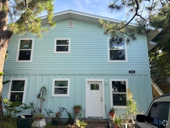 Building Photo - 204 9th St