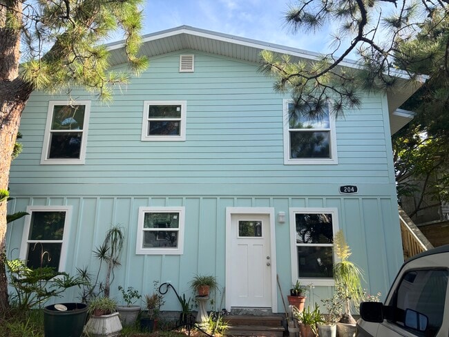 Building Photo - 204 9th St