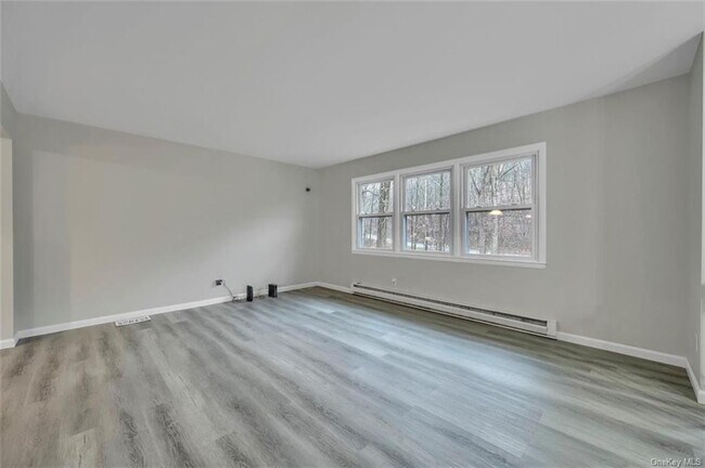 Building Photo - 371 Rossway Rd