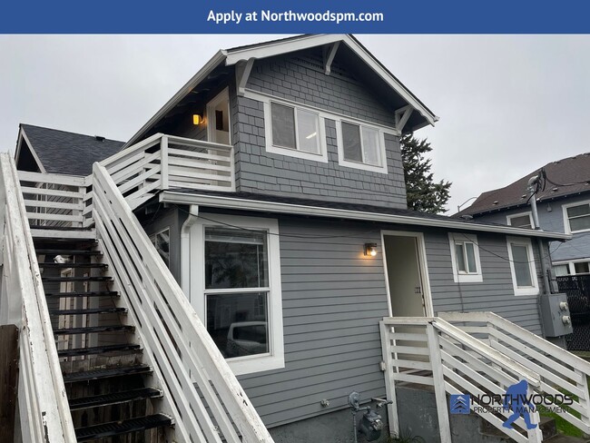 Building Photo - Recently Renovated 2 Bedroom 1 Bathroom Upstairs Apartment