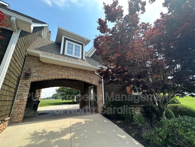 Building Photo - 1124 Teeter Farms Dr
