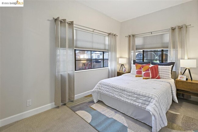 Building Photo - Beautiful Light-Filled 2BR/1BA Condo – Ste...