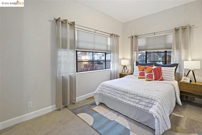 Foto del edificio - Beautiful Light-Filled 2BR/1BA Condo – Ste...
