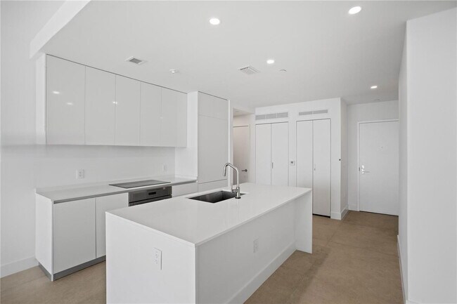 Foto del edificio - 700 NE 24th St