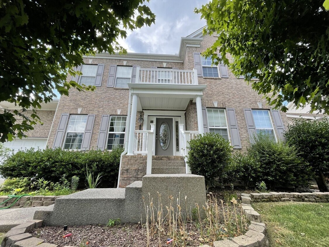 Great, large home in Franklin with home theater room! - Great, large home in Franklin with home theater room!