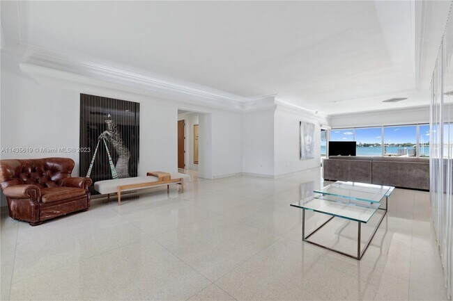 Foto del edificio - 6050 N Bay Rd