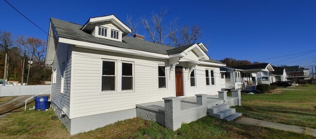 Foto del edificio - LEASE ONLY - 2219 Lyndon Ave.