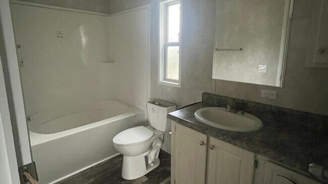 Building Photo - 1019 W Main St