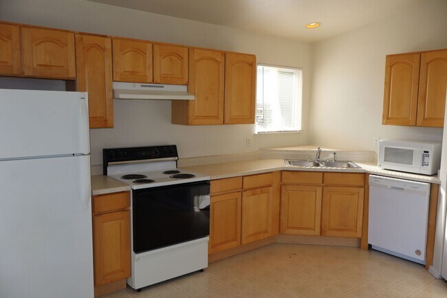 Building Photo - Bright 2 Bed, 2 Bath Condo w/ Garage & Poo...