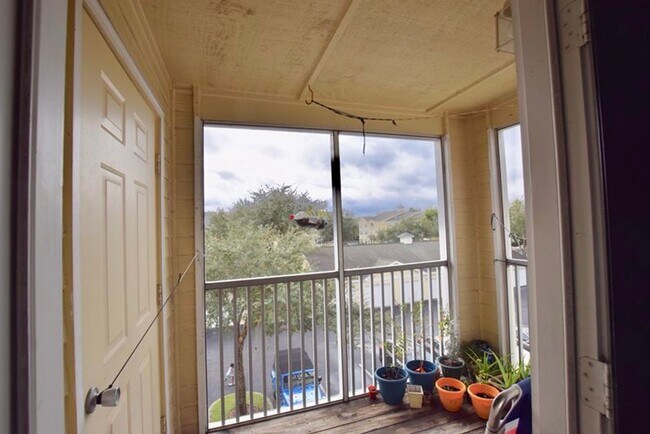 Foto del edificio - Very nice 2bed/2bath condo on 3rd floor in gated Equestrian Parc  in New Tampa!