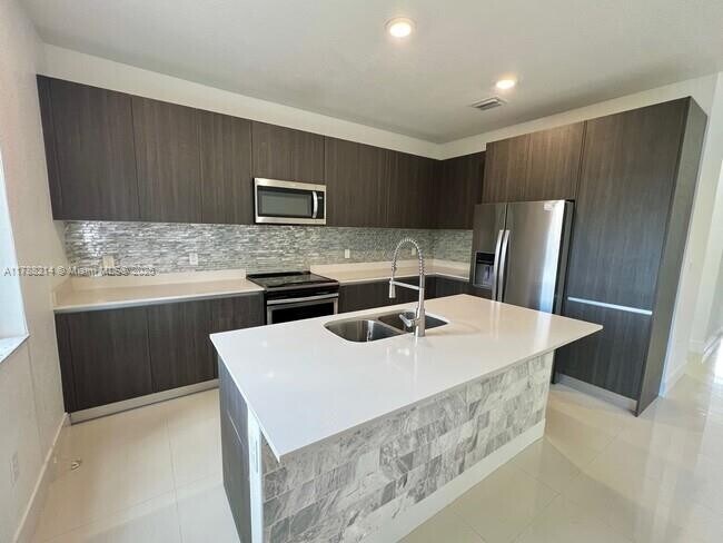 Foto del edificio - 492 SW 91st Pl